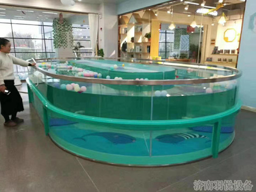 椭圆形玻璃泳池